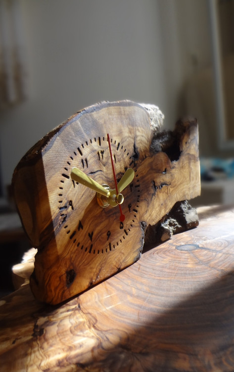 ساعت روستیک رومیزی متریال چوب خوش نقش زیتون جنگلی موتورتایوان