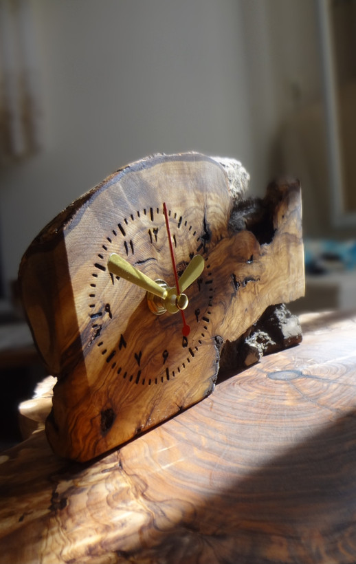 ساعت روستیک رومیزی متریال چوب خوش نقش زیتون جنگلی موتورتایوان