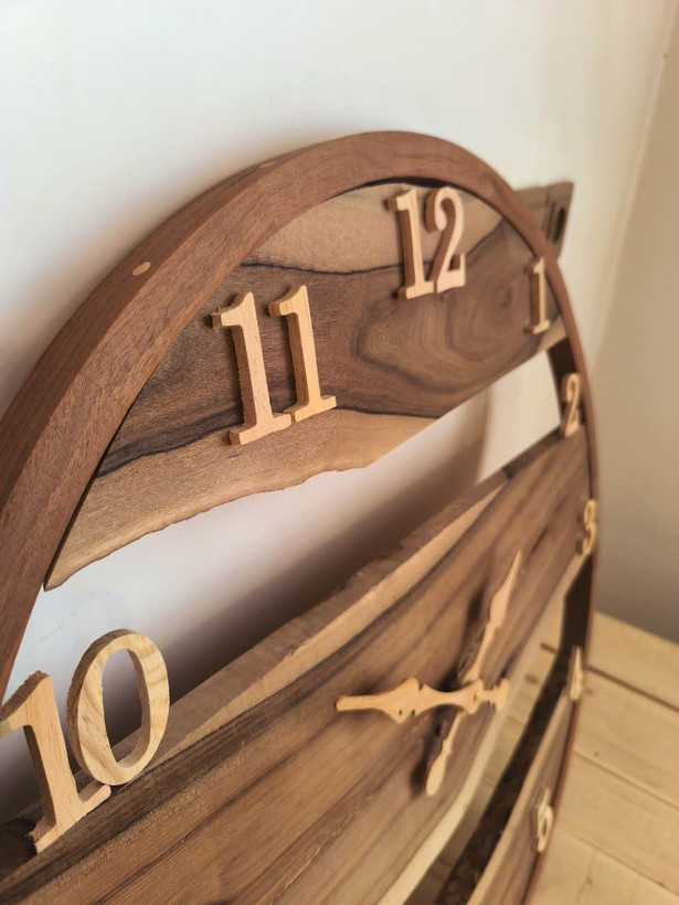 ساعت چوب گردو